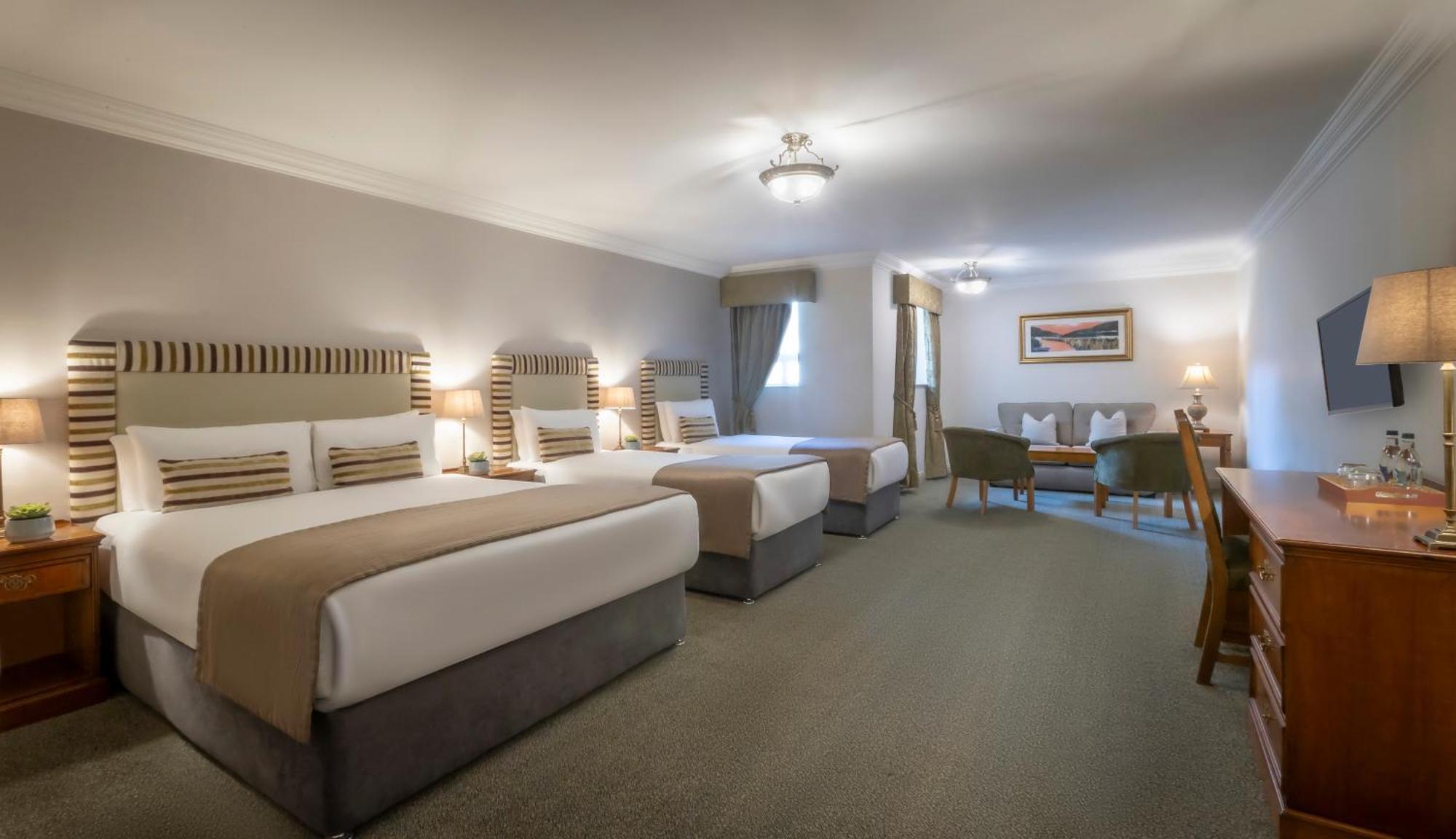 Bracken Court Hotel Балбріґґан Екстер'єр фото